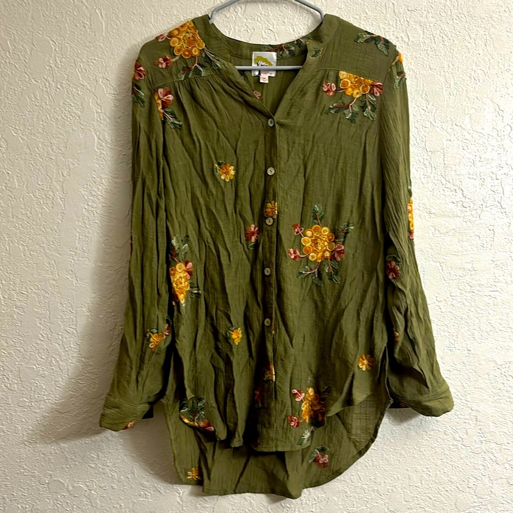 Beautiful Embroidered Fig and Flower Blouse size M